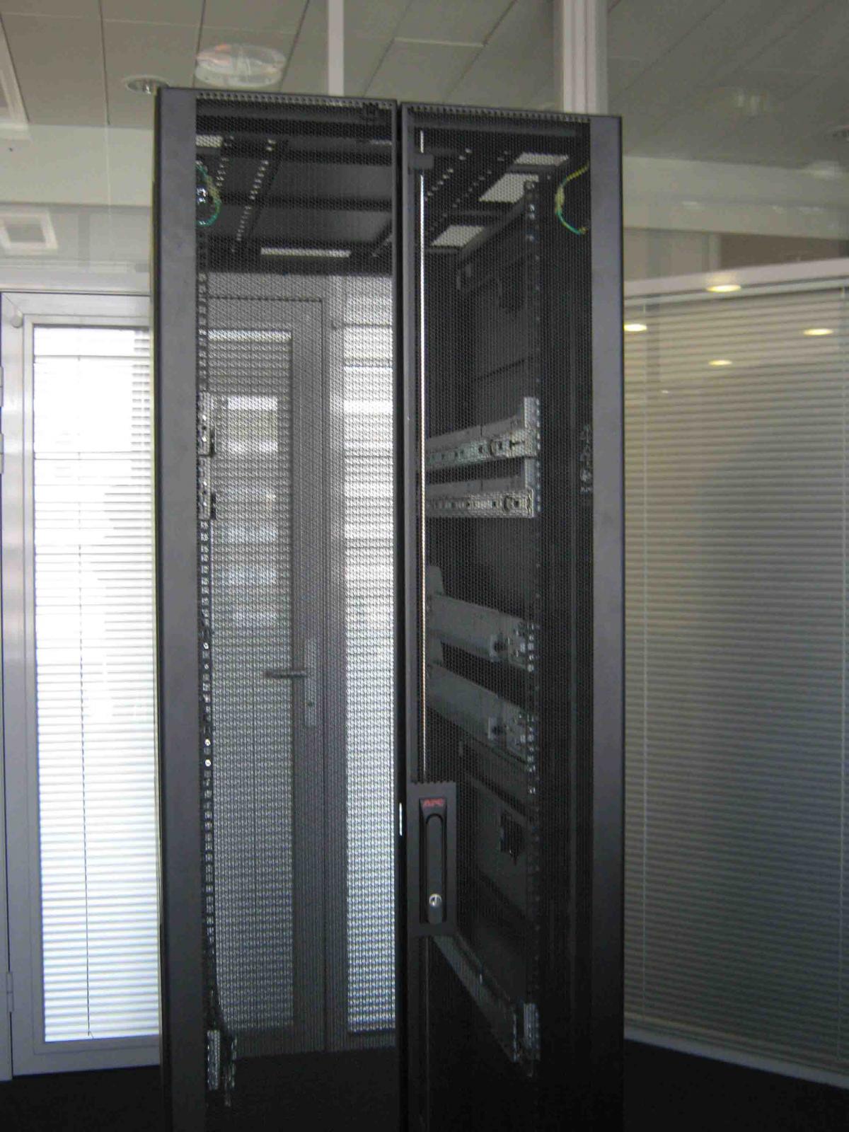 серверный шкаф apc ar3100