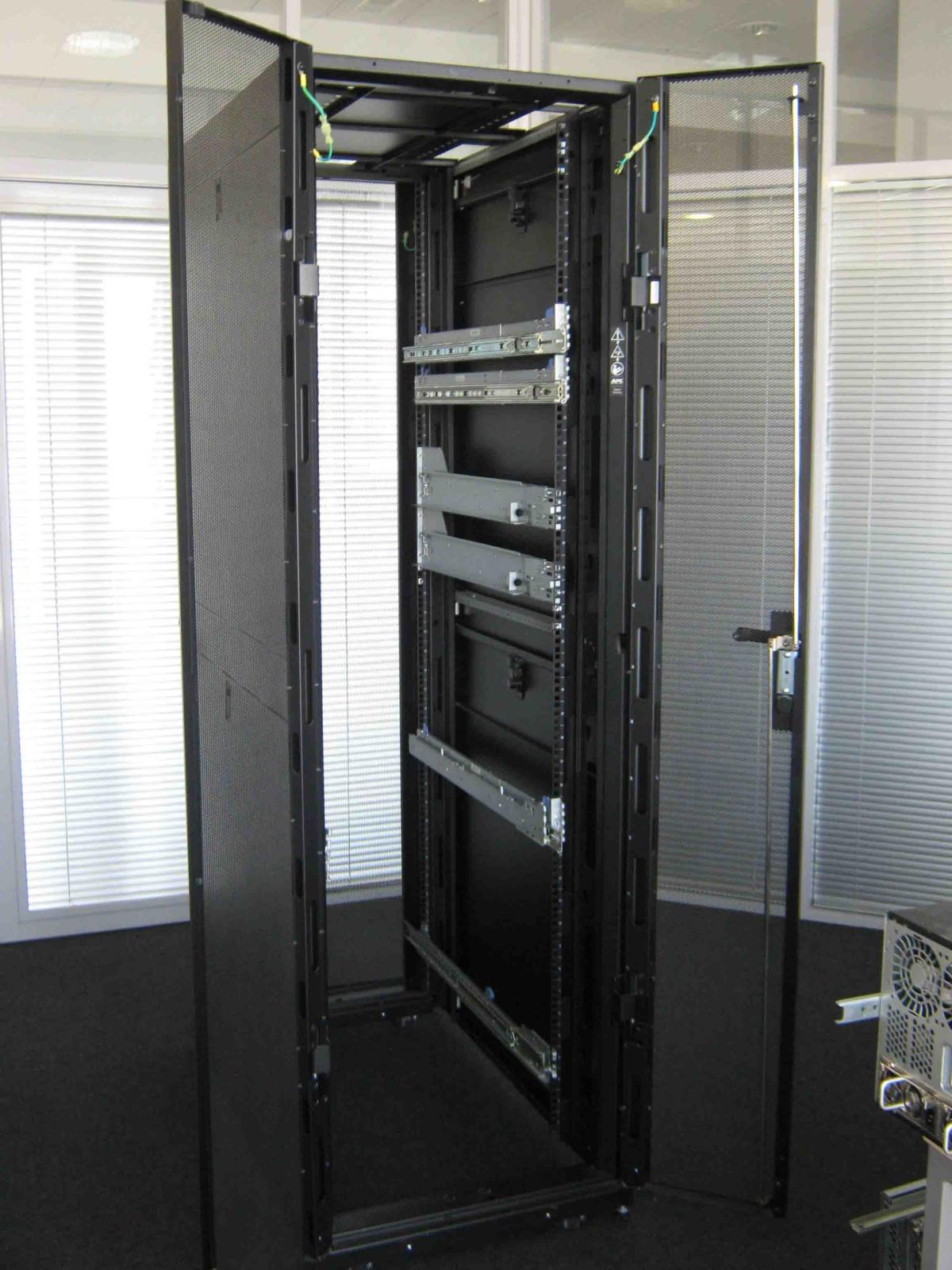 серверный шкаф apc ar3100
