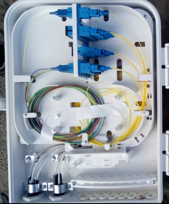 16 боксов. Бокс GPON. Коробки для GPON. Правильная укладка оптоволокна в Пон боксах. Крепление розетки SC В кроссе